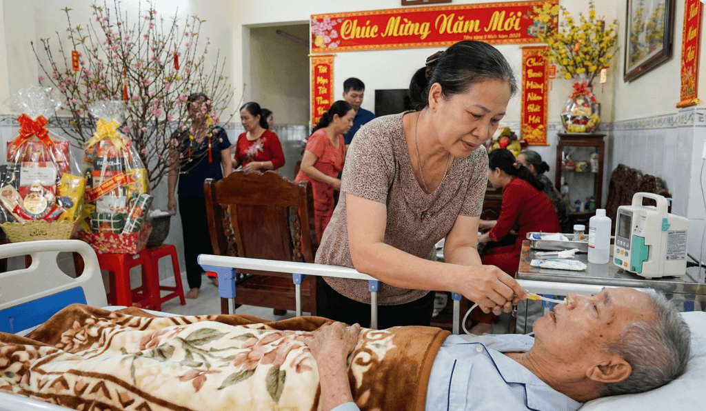 Chăm sóc bệnh nhân ăn qua ống sonde tại nhà ngày Tết