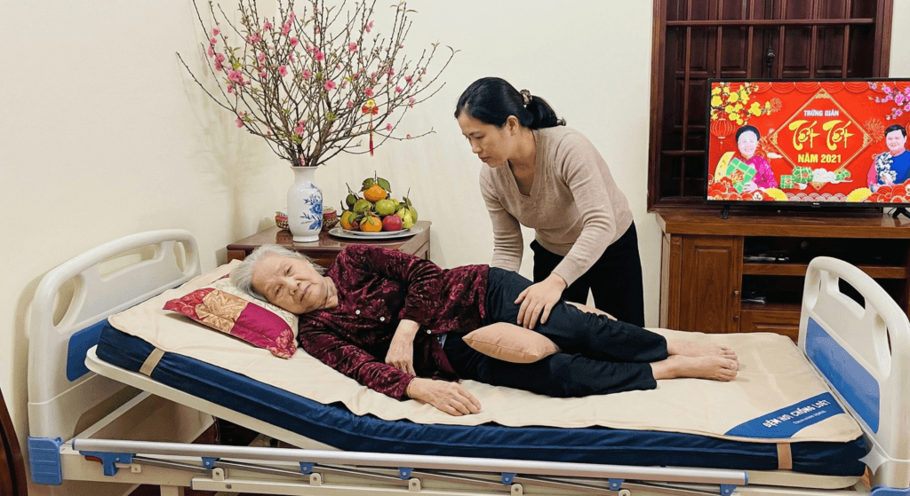 Cách phòng ngừa loét tì đè cho người già nằm lâu ngày Tết