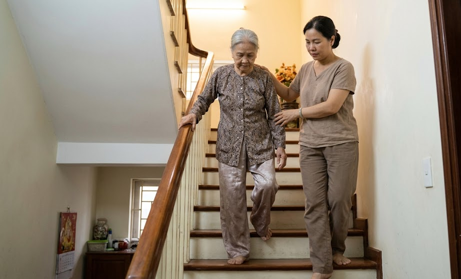 Hỗ Trợ Người Già Đi Cầu Thang