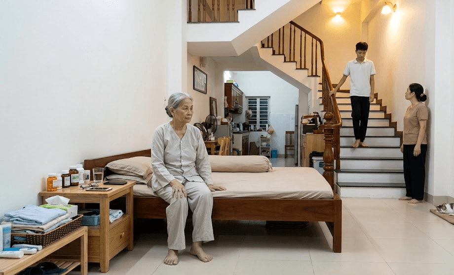 Hỗ Trợ Người Già Đi Cầu Thang