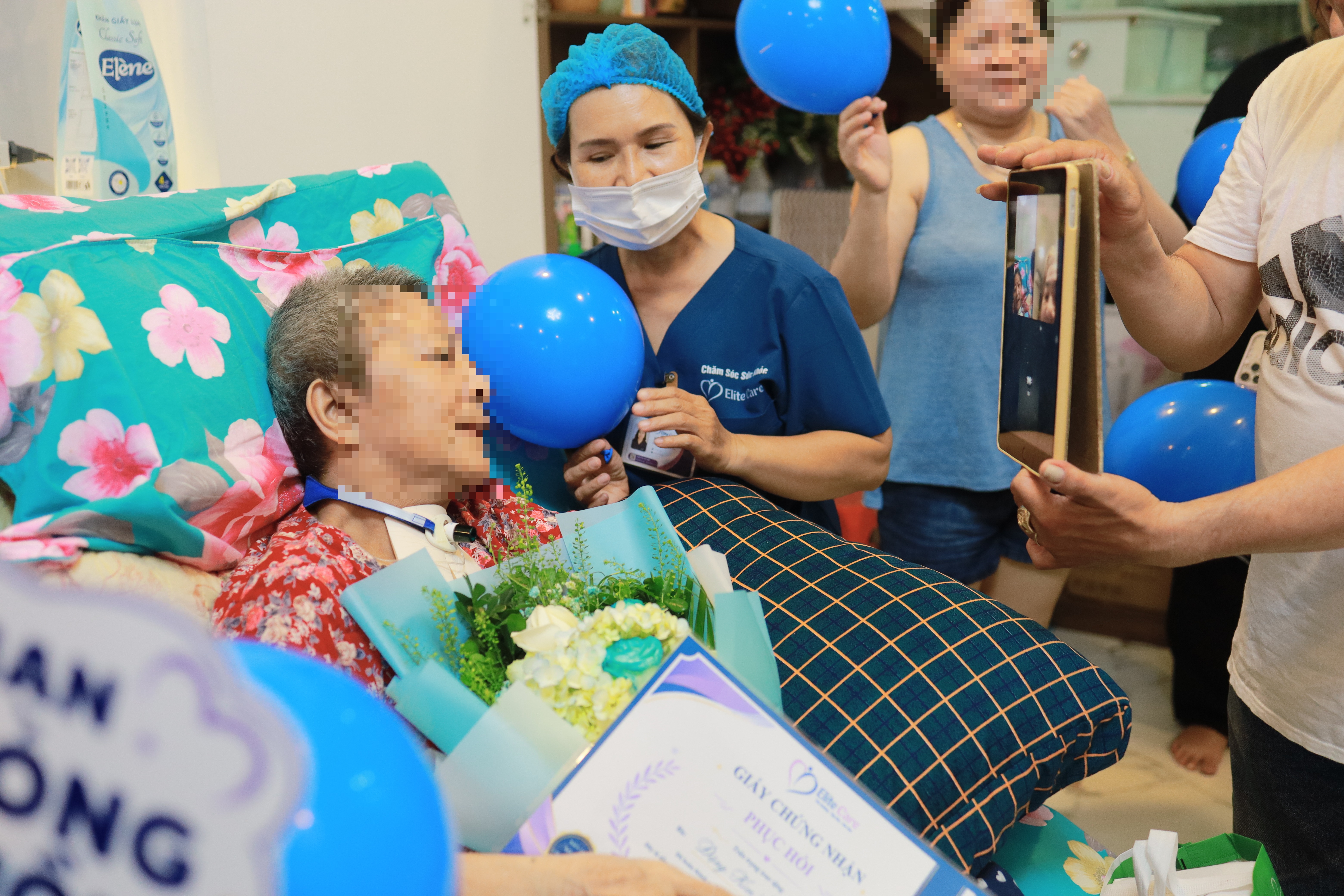 Chăm sóc viên Elite Care đồng hành trong hoạt động hằng ngày