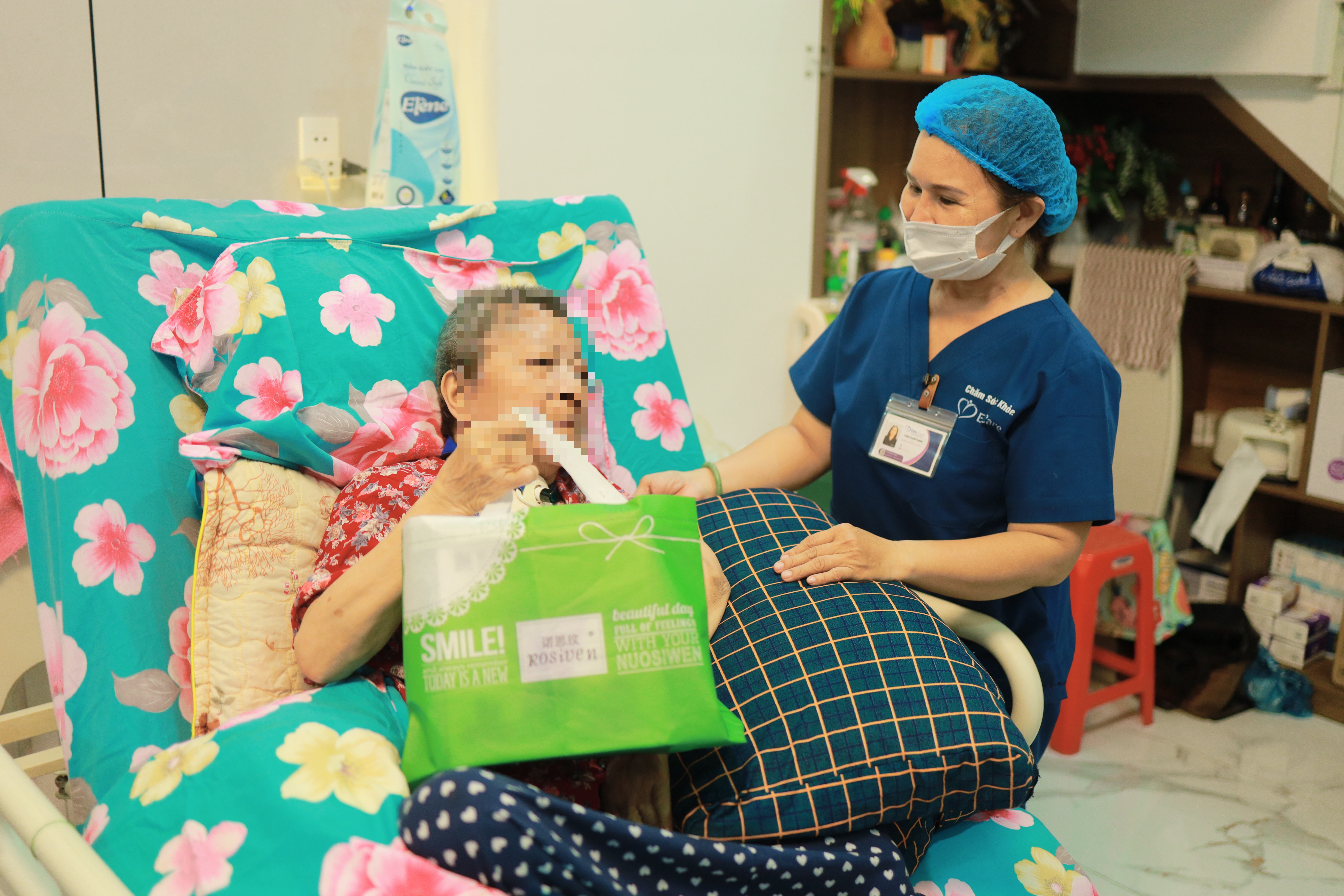 Chăm sóc viên Elite Care chăm sóc người cao tuổi