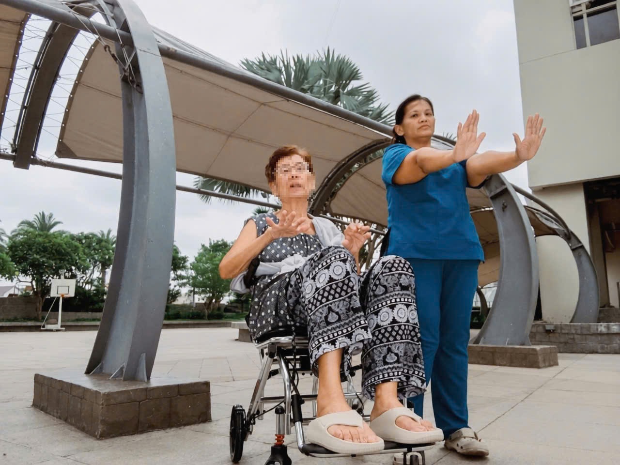 Chăm sóc viên Elite Care hỗ trợ người cao tuổi tại nhà