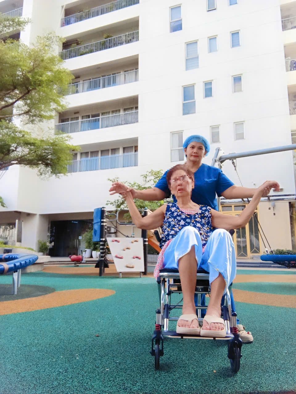 Chăm sóc viên Elite Care đồng hành cùng người cao tuổi