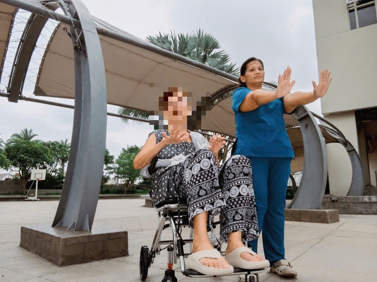 Chăm sóc viên Elite Care cùng khách hàng nước ngoài