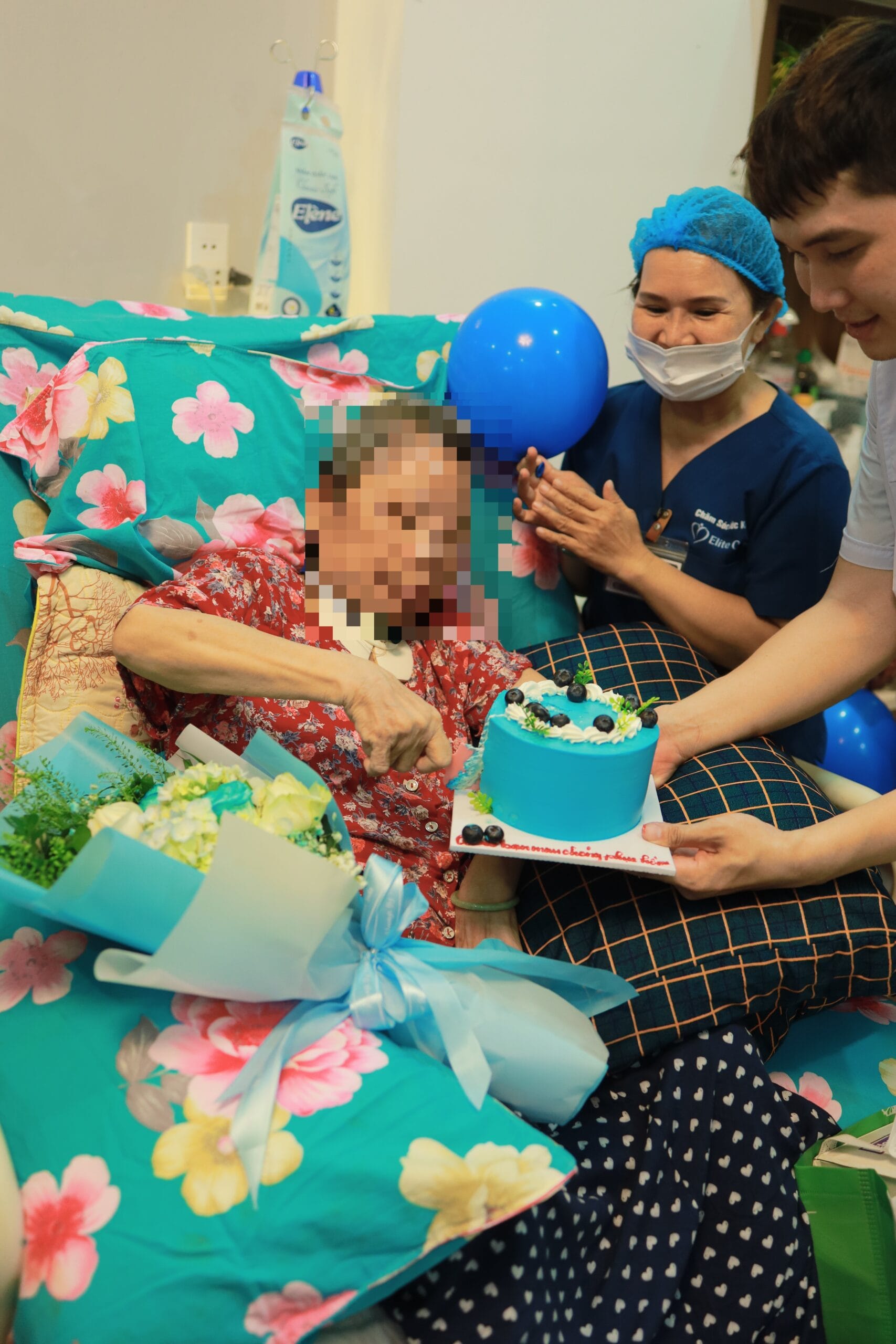 Khoảnh khắc cô Đặng Kim Hoàng cùng gia đình