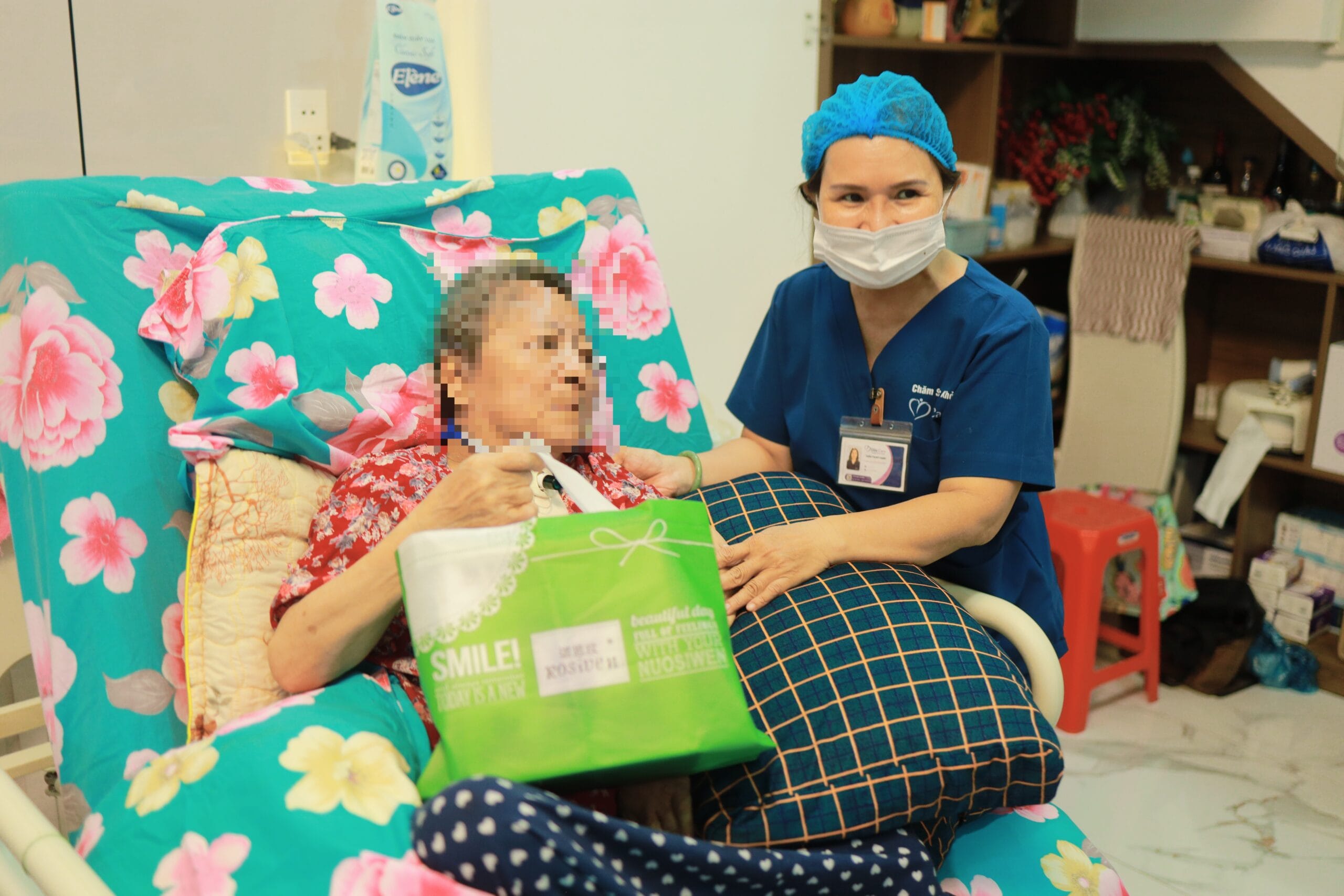 Chăm sóc viên Elite Care đồng hành cùng cô Đặng Kim Hoàng tại nhà