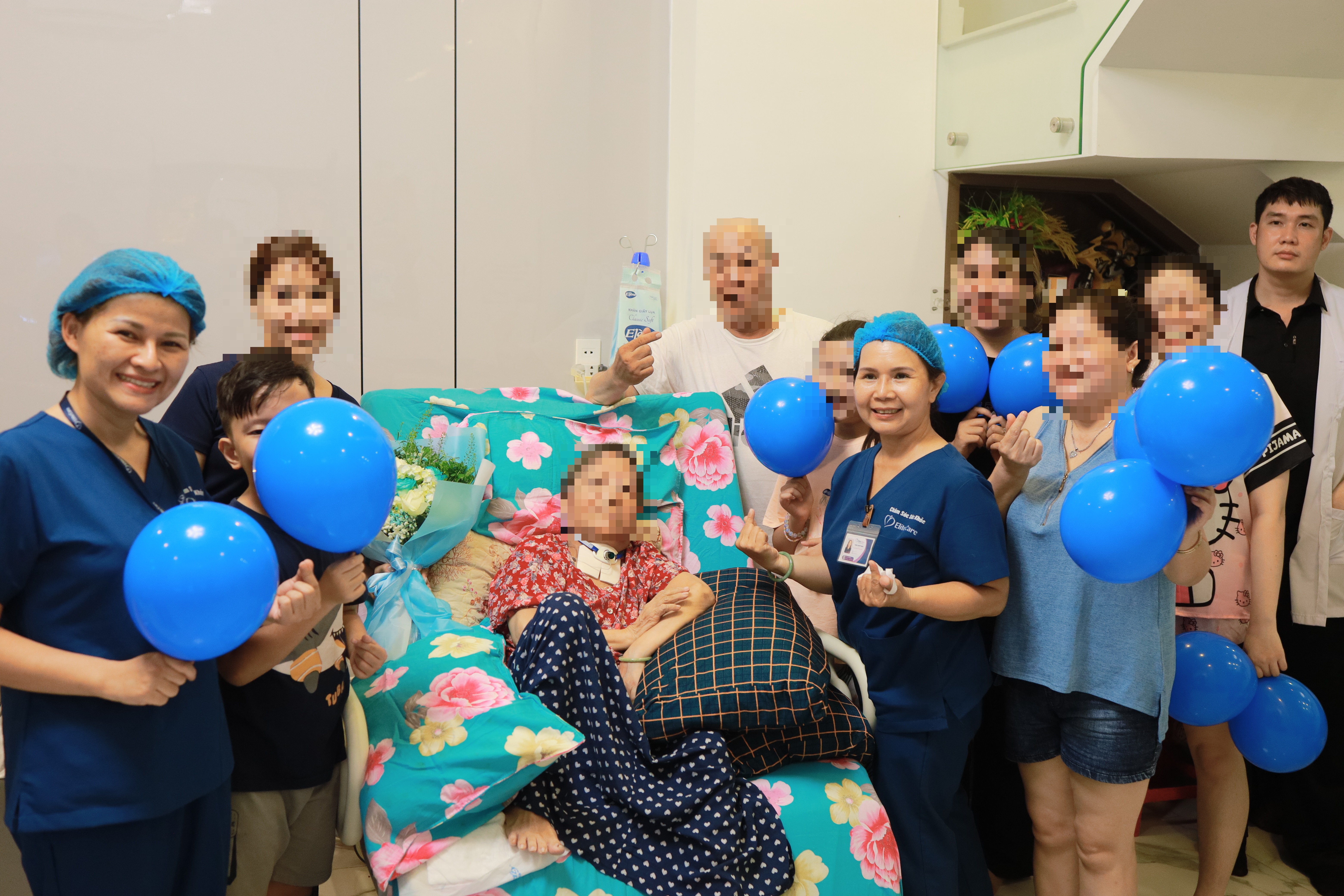 Khoảnh khắc sum vầy của cô Hoàng cùng gia đình